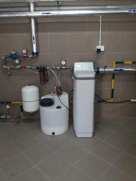 Kolumny i zbiornik systemu uzdatniania wody